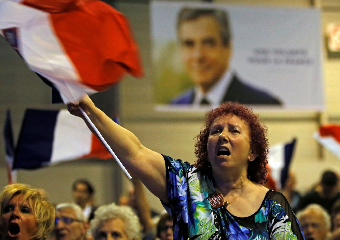 Una simpatizante de Fillon agita una bandera francesa durante un mitin de campaña, en Marsella. (Reuters)