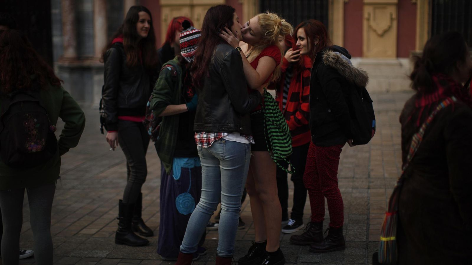 Foto: Dos mujeres se besan durante una protesta frente a la Catedral de Málaga. (Reuters)