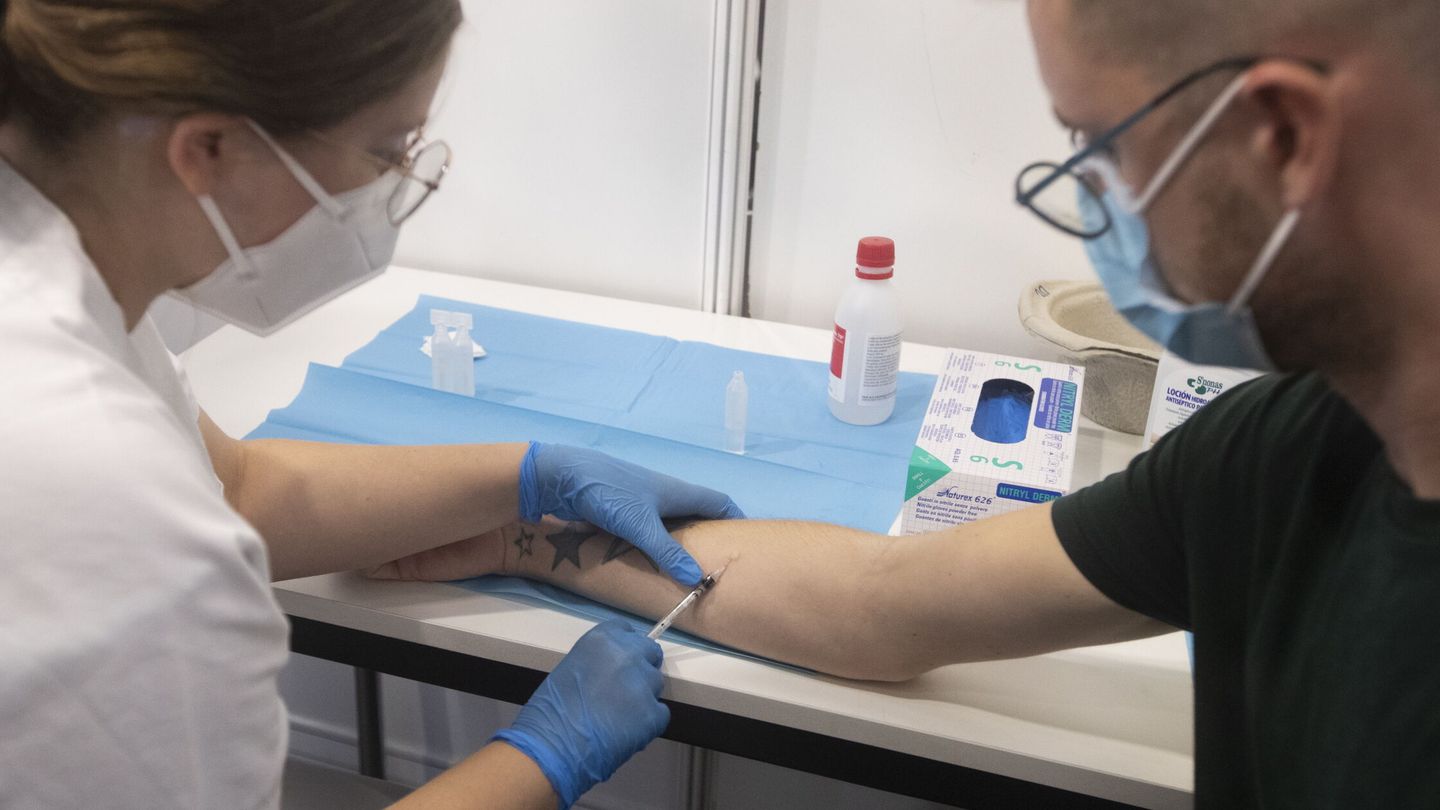 Vacunación contra la viruela del mono en la Fira de Barcelona. (EFE/Marta Pérez) 