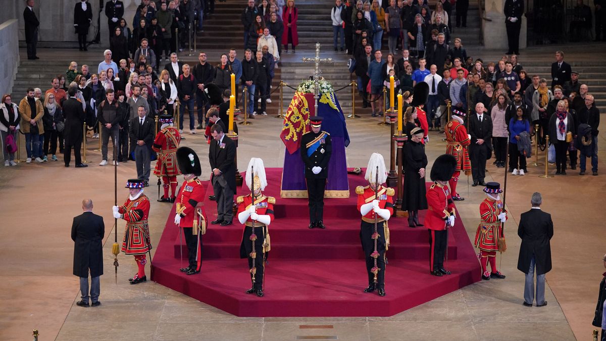 Guillermo, Harry y los otros 6 nietos de la reina Isabel II velan a su abuela