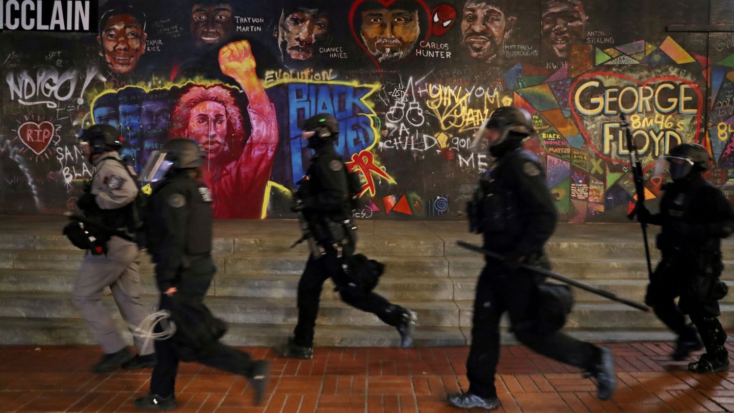 Agentes de policía responden en una protesta en Portland este septiembre. (Reuters)