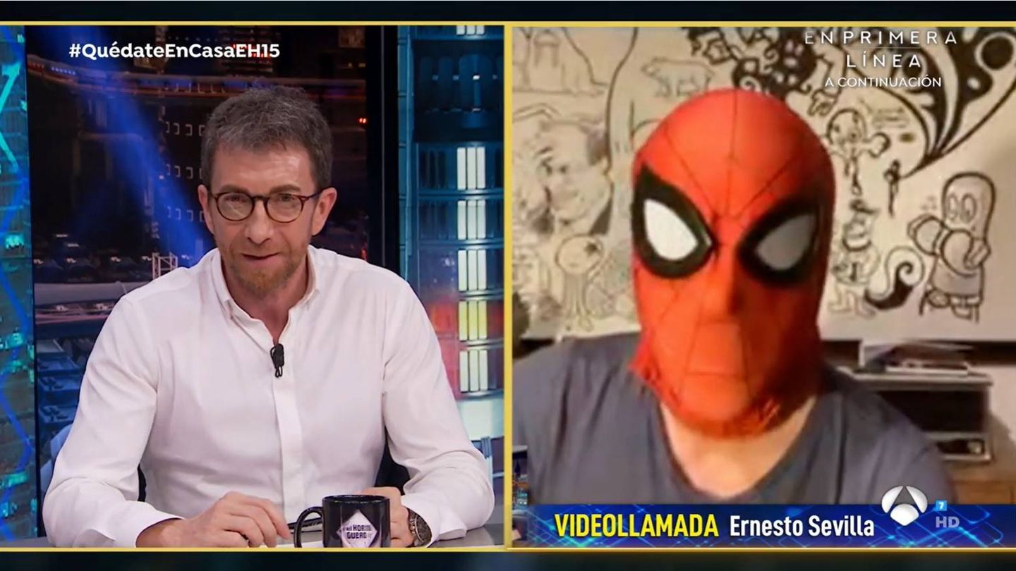 Pablo Motos, junto a Ernesto Sevilla con su máscara de Spider-Man. (Atresmedia)