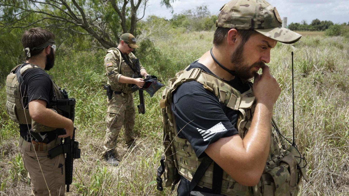 Miembros de los 'Patriots' patrullan la frontera entre México y EEUU en Brownsville, Texas (Reuters).