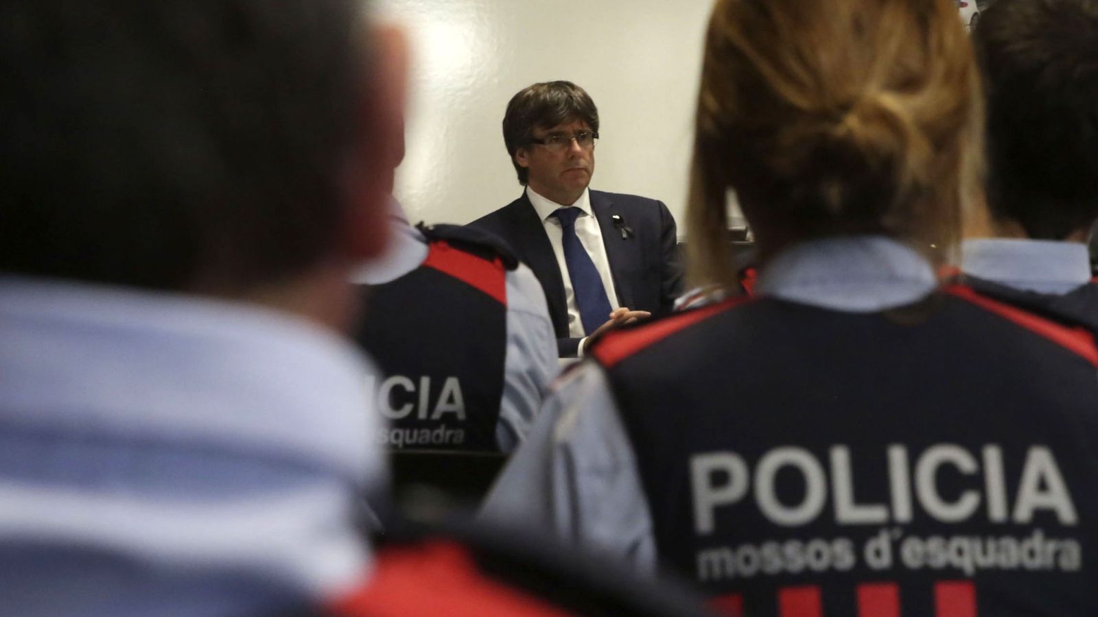 Foto: Puigdemont, en la comisaría de los Mossos de Cambrils