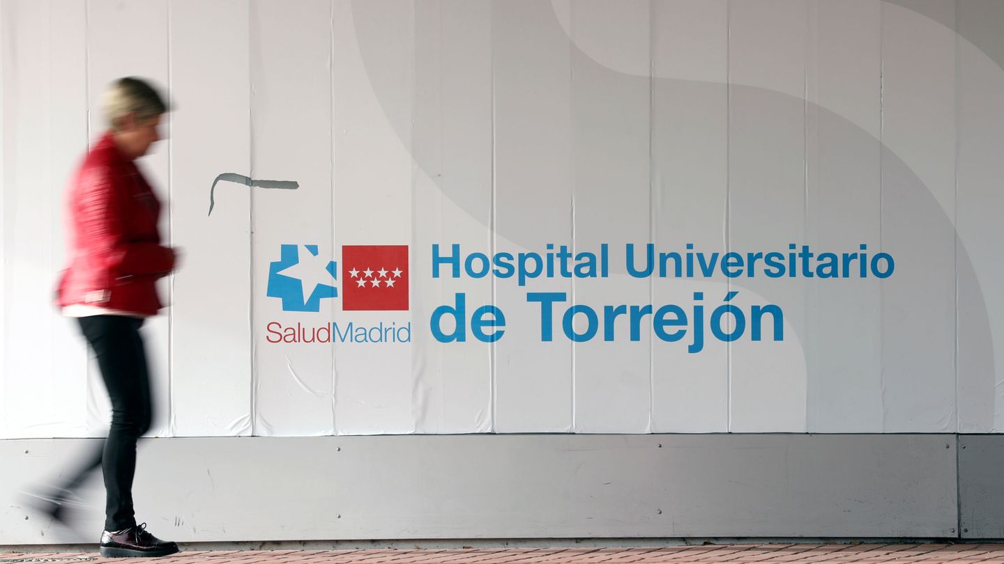 Una mujer camina por el Hospital Universitario de Torrejón. (EFE)