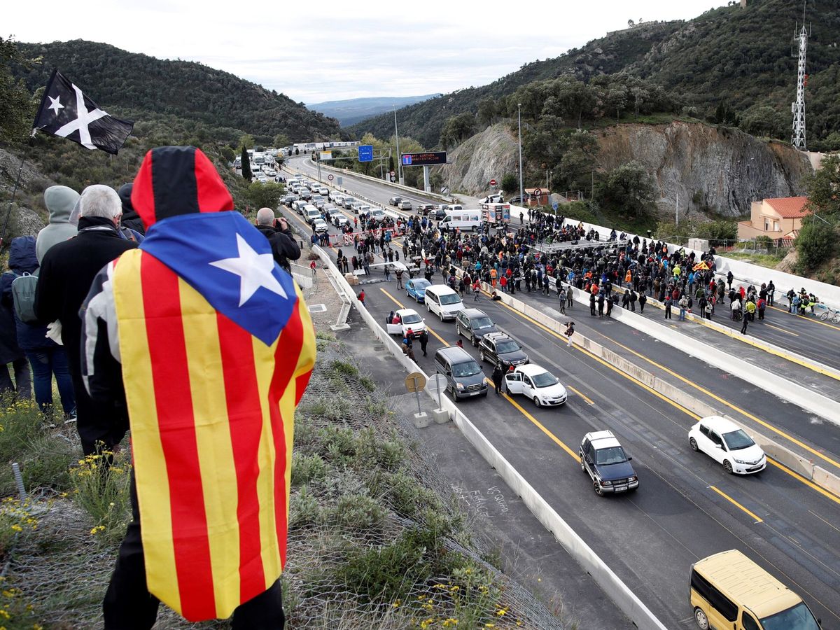Foto: Manifestantes cortan la autopista AP-7 en el punto fronterizo de La Jonquera. (EFE)