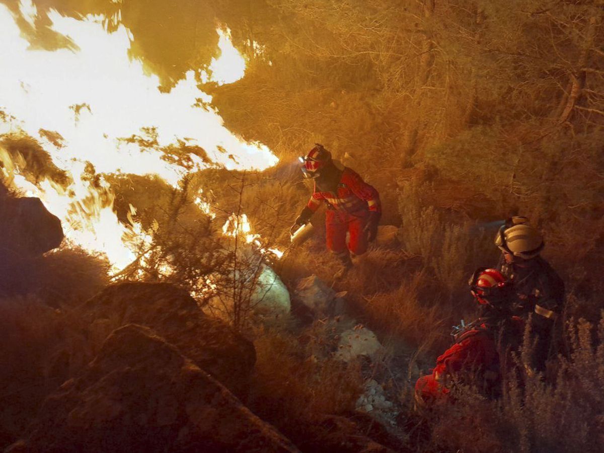 Foto: Trabajos realizados esta noche en el incendio forestal de Villanueva de Viver, donde las unidades de la UME realizaron ataque directo en la cabeza del incendio. (EFE/UME)