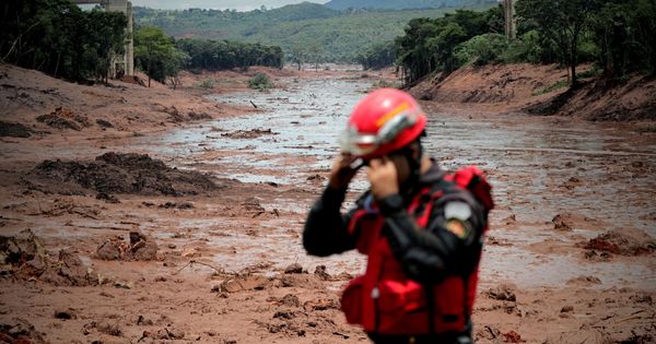 Foto: Bomberos trabajan en las tareas de búsqueda y rescate de las víctimas de la rotura de una presa en Brumadinho, en el estado de Minas Gerais, el 27 de enero de 2019. (EFE)