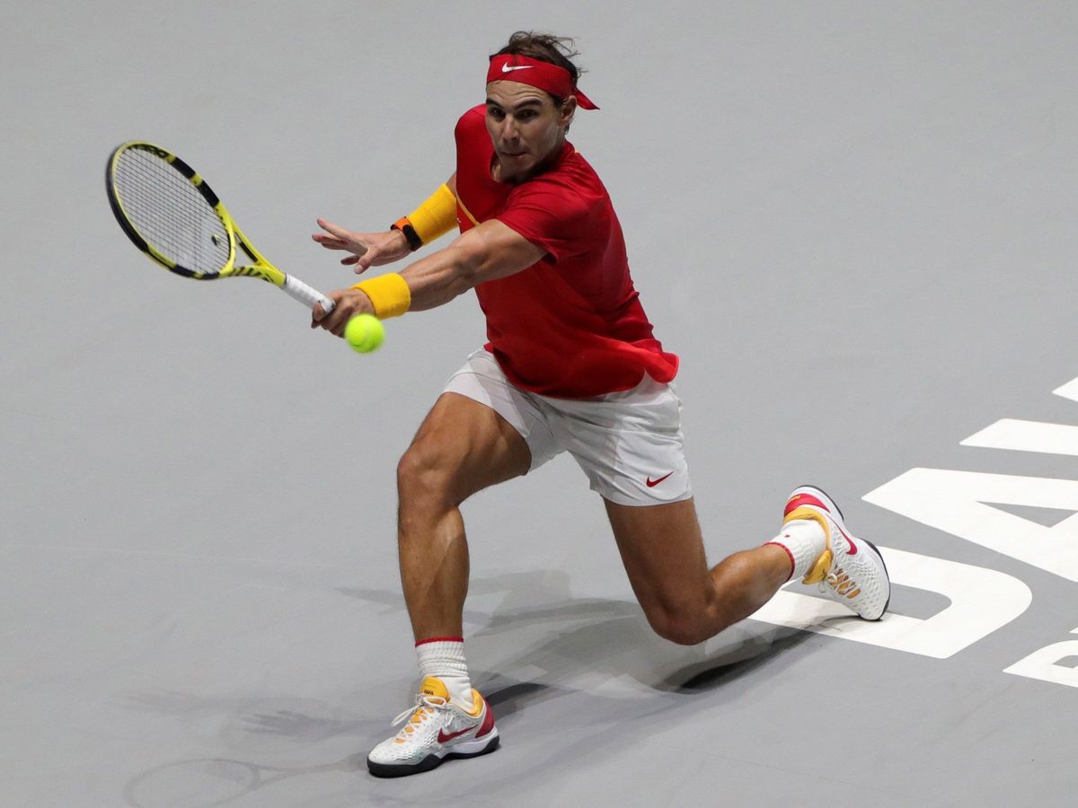 Foto: Rafa Nadal devolviendo una bola durante uno de los partidos de la Copa Davis. (EFE)