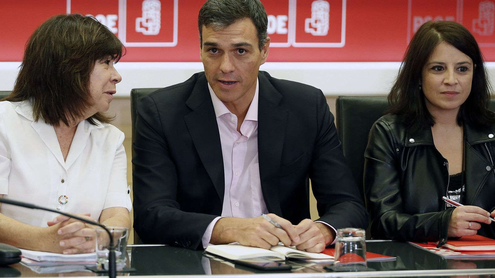 Foto: Pedro Sánchez, flanqueado por la presidenta y la vicesecretaria general del PSOE, Cristina Narbona y Adriana Lastra, el pasado 2 de octubre. (EFE)