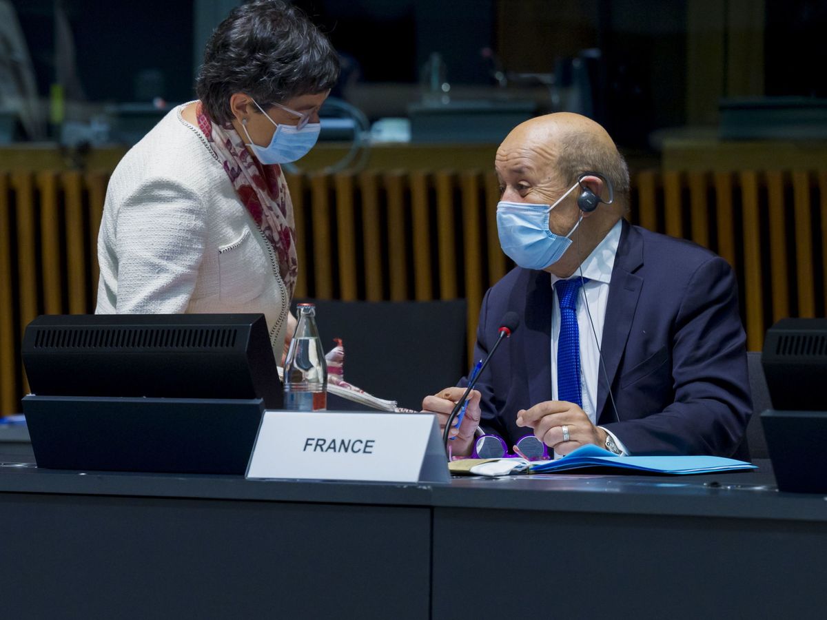 Foto: El ministro francés de Asuntos Exteriores, Jean-Yves Le Drian, junto a su homóloga española, Arancha González Laya, durante una reunión en el Consejo de la UE en Luxemburgo. (EFE)