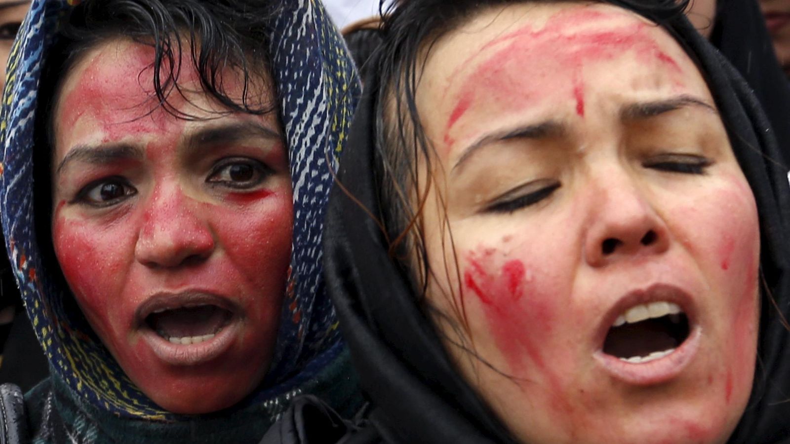 Foto: Las mujeres pintaron su cara de rojo en recuerdo a la sangre vertida de Farkhunda (Reuters)