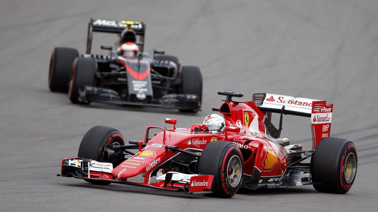 Foto: Vettel y Button durante el GP de Rusia de 2015.