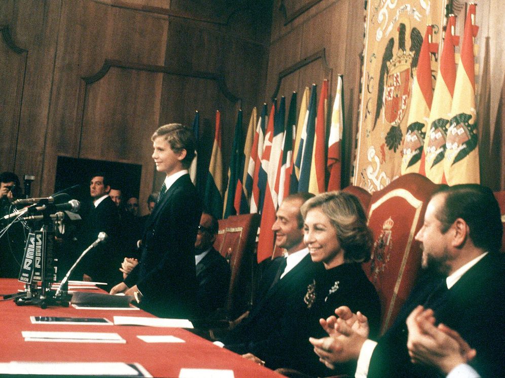 Foto: El hoy rey Felipe VI, durante su primer discurso público que pronunció en el acto de entrega de la primera edición de los Premios Príncipe de Asturias. (EFE)