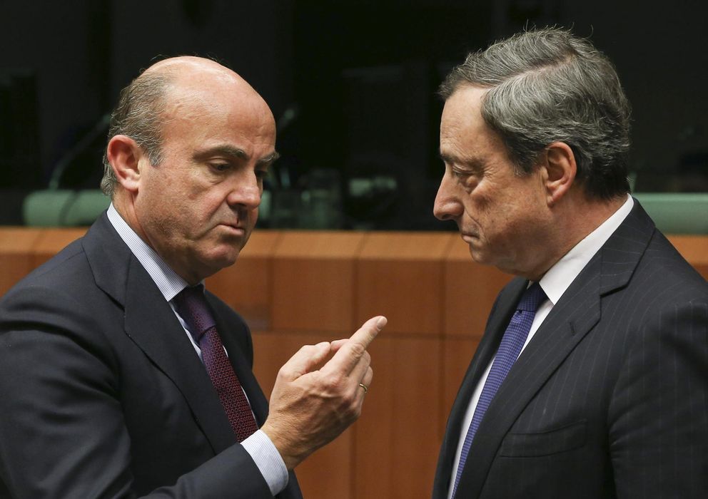 Foto: Luis de Guindos y el presidente del BCE Mario Draghi. (EFE)