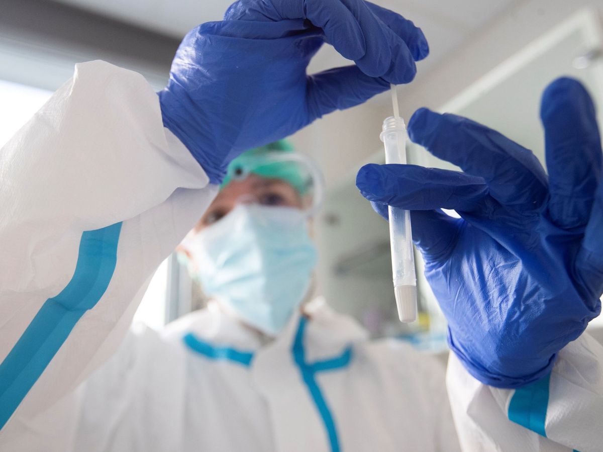 Foto:  Una sanitaria realiza una prueba de antígenos en un CAP de Badalona (Barcelona). (EFE) 