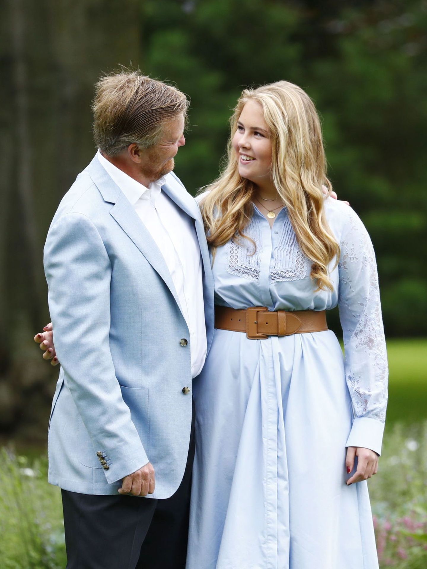 El rey Guillermo Alejandro y la princesa Amalia, en el posado familiar de verano de 2020. (EFE/Van Der Waal)