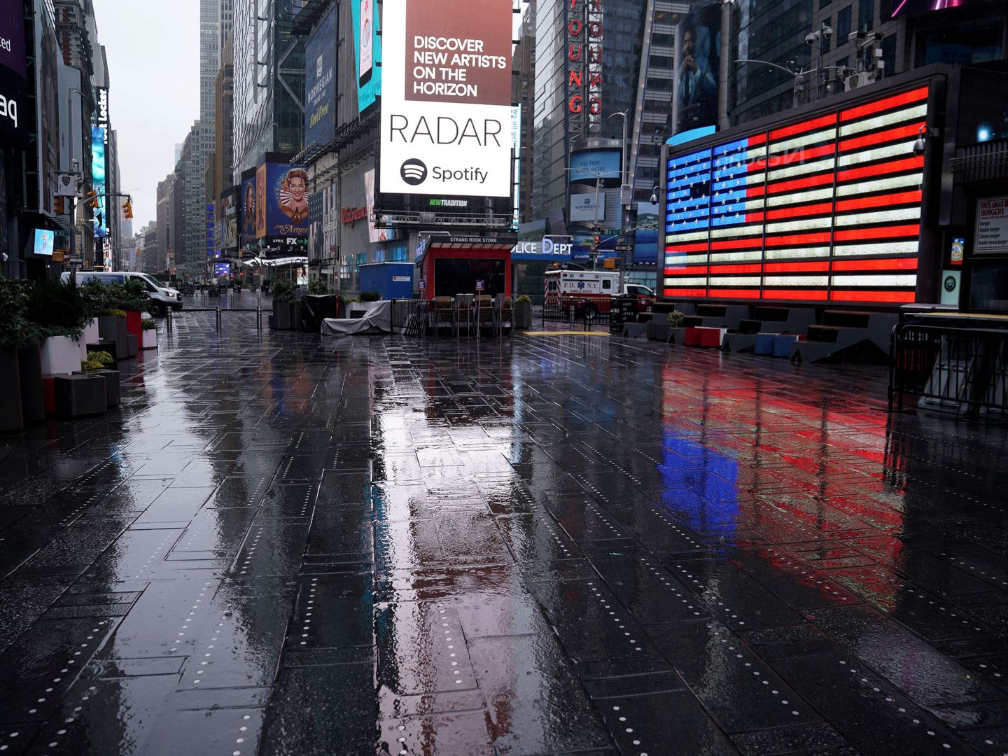 Times Square, habitualmente inundada de turistas, vacía por el coronavirus. (Reuters)
