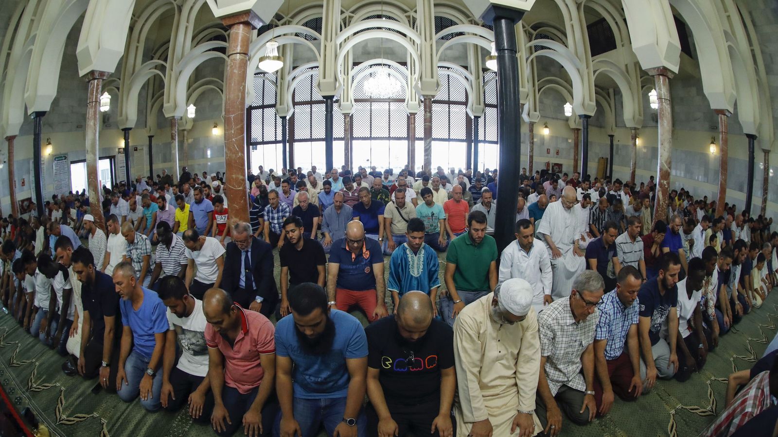 Foto: Rezo del viernes en la mezquita de Madrid. (EFE)