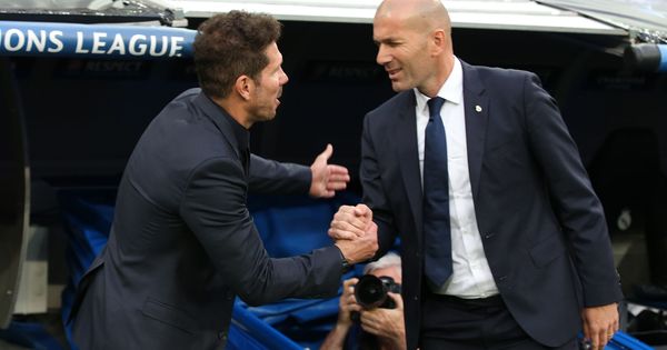 Foto: Simeone y Zidane se saludan antes del Real Madrid-Atlético de Champions en el Bernabéu. (EFE)