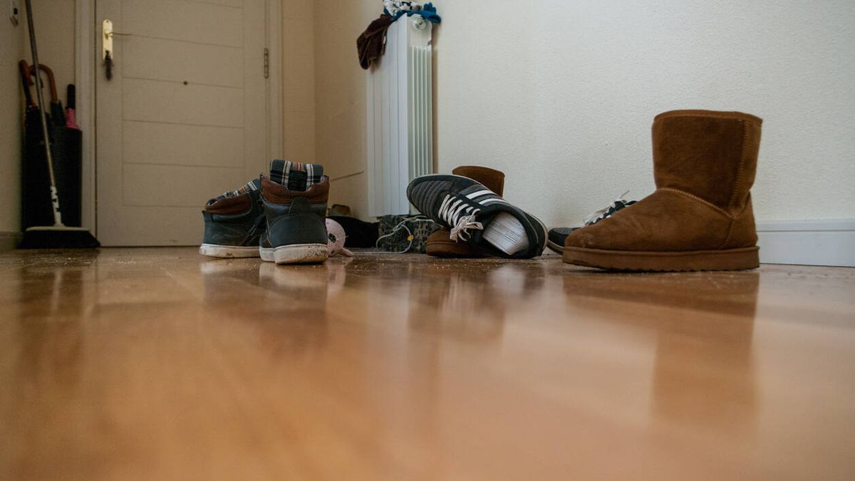 ¿Deberías quitarte los zapatos al llegar a tu casa?