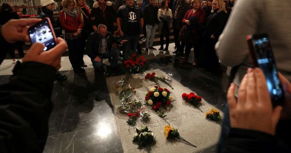 Foto: Ramos de flores cubren la tumba de Francisco Franco en el Valle de los Caídos, el pasado 17 de noviembre. (Reuters)
