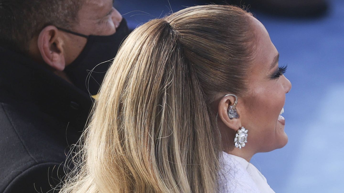 Detalle de la coleta tersa, los polvos de sol y las pestañas postizas de Jennifer Lopez. (Getty)