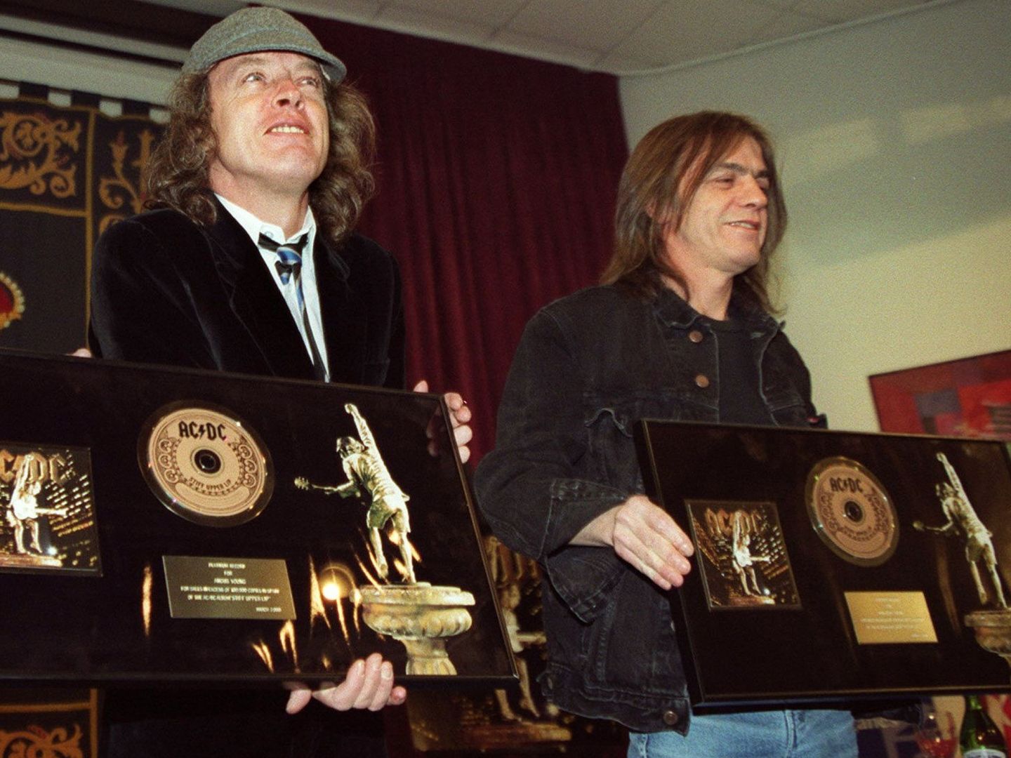 Angus Young (i) y su hermano Malcom, componentes de ACDC en 2000. (EFE)