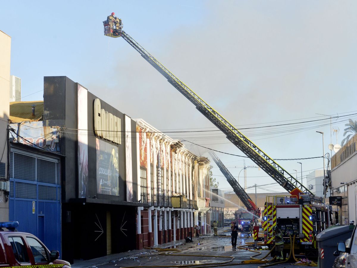 Foto: El local de ocio Fonda Milagros, en Murcia, devastado por las llamas tras un incendio declarado sobre las seis de la mañana en la zona de Las Atalayas. (EFE/Marcial Guillén)