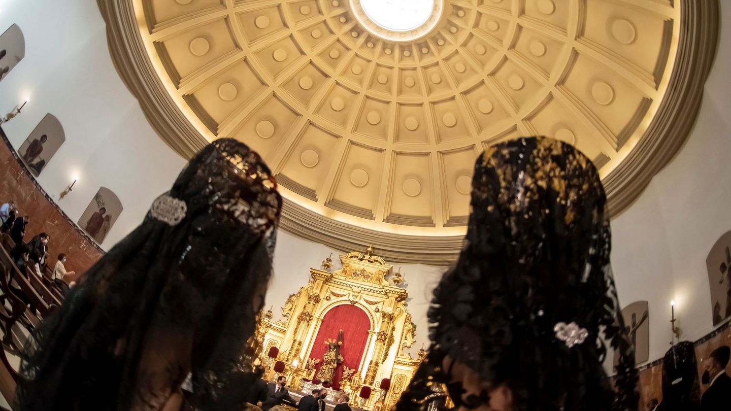 Dos sevillanas visitan la Basílica del Jesús del Gran Poder. (EFE/Raúl Caro)