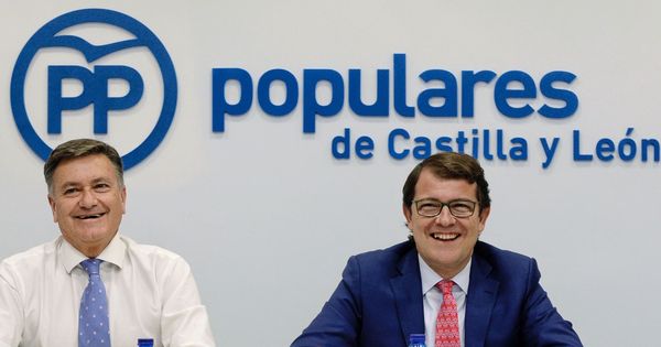 Foto: El presidente del PP de Castilla y León, Alfonso Fernández Mañueco (d), junto al secretario regional, Francisco Vázquez (i). (EFE)