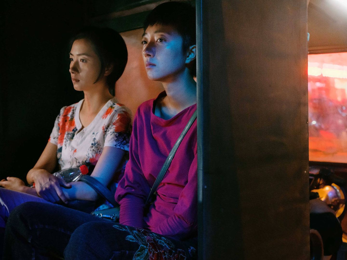 Lun-Mei Kwei y Regina Wan, en otro momento de 'El lago del ganso salvaje'. (Segarra Films)