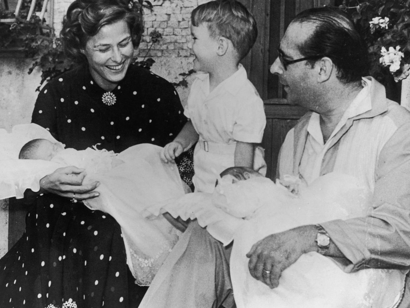 Ingrid Bergman, Roberto Rossellini y sus tres hijos: Roberto, Isabella e Ingrid. (Getty)