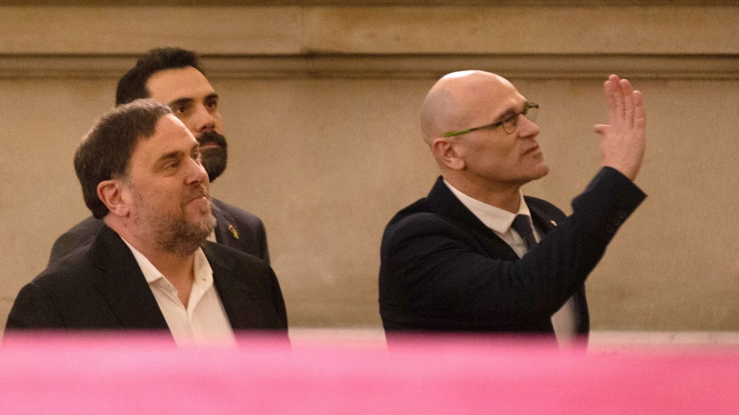  Oriol Junqueras y el exconseller Raül Romeva, a su llegada al Parlament. (EFE)