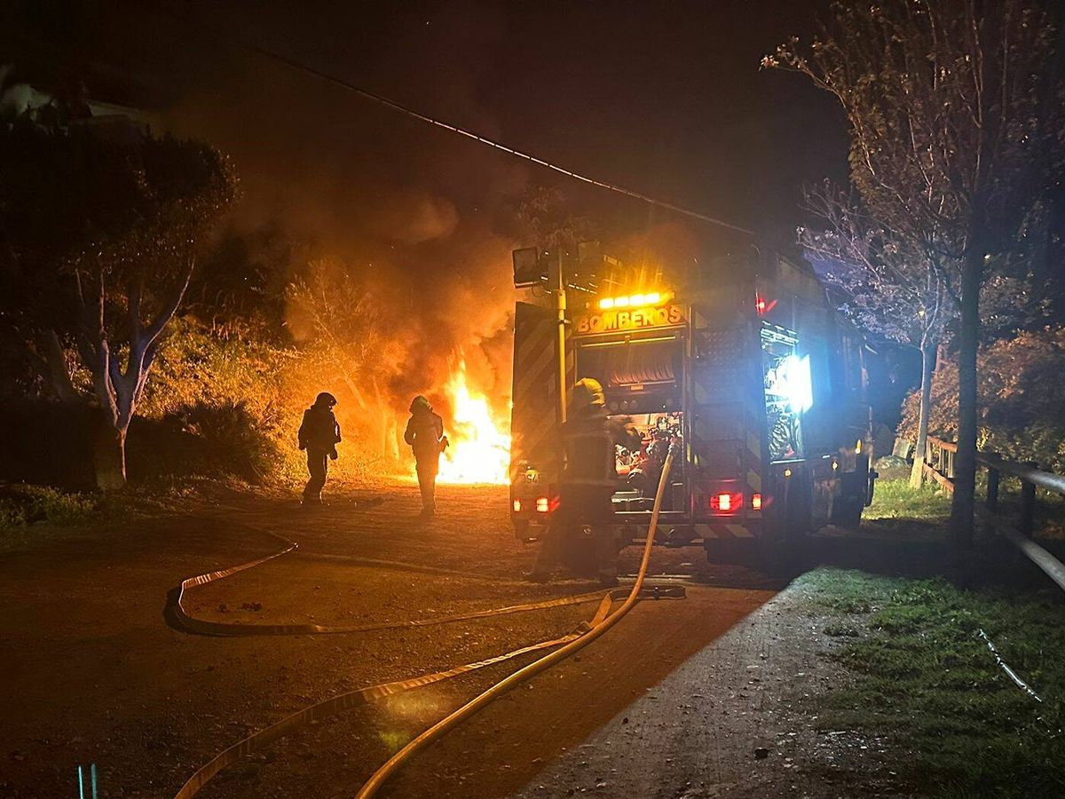 Foto: Bomberos sofocando las llamas del vehículo en el que se halló el cuerpo. (Cedida)