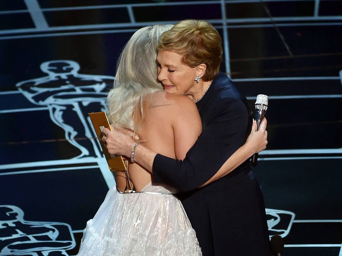 Julie Andrews abraza a Lady Gaga en la entrega de los Premios Oscar de 2015. (Reuters)