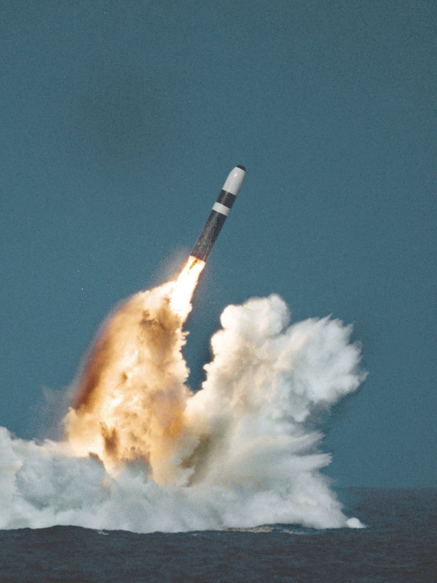 Un misil balístico nuclear UGM-133 Trident II lanzado desde un submarino de la clase Ohio.