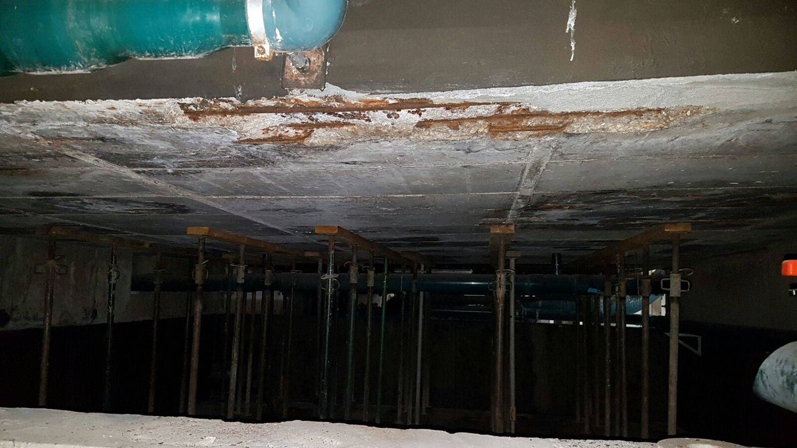 Foto: Obras para eliminar la aluminosis en una de las piscinas cubiertas interiores del centro