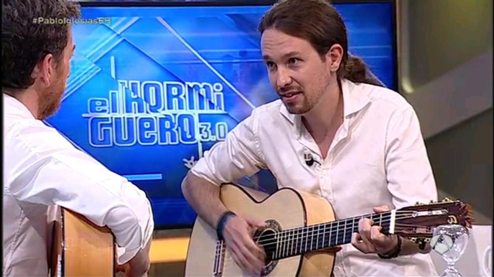 Foto: Pablo Iglesias interpretó en directo una canción de Javier Krahe. (Twitter Podemos)