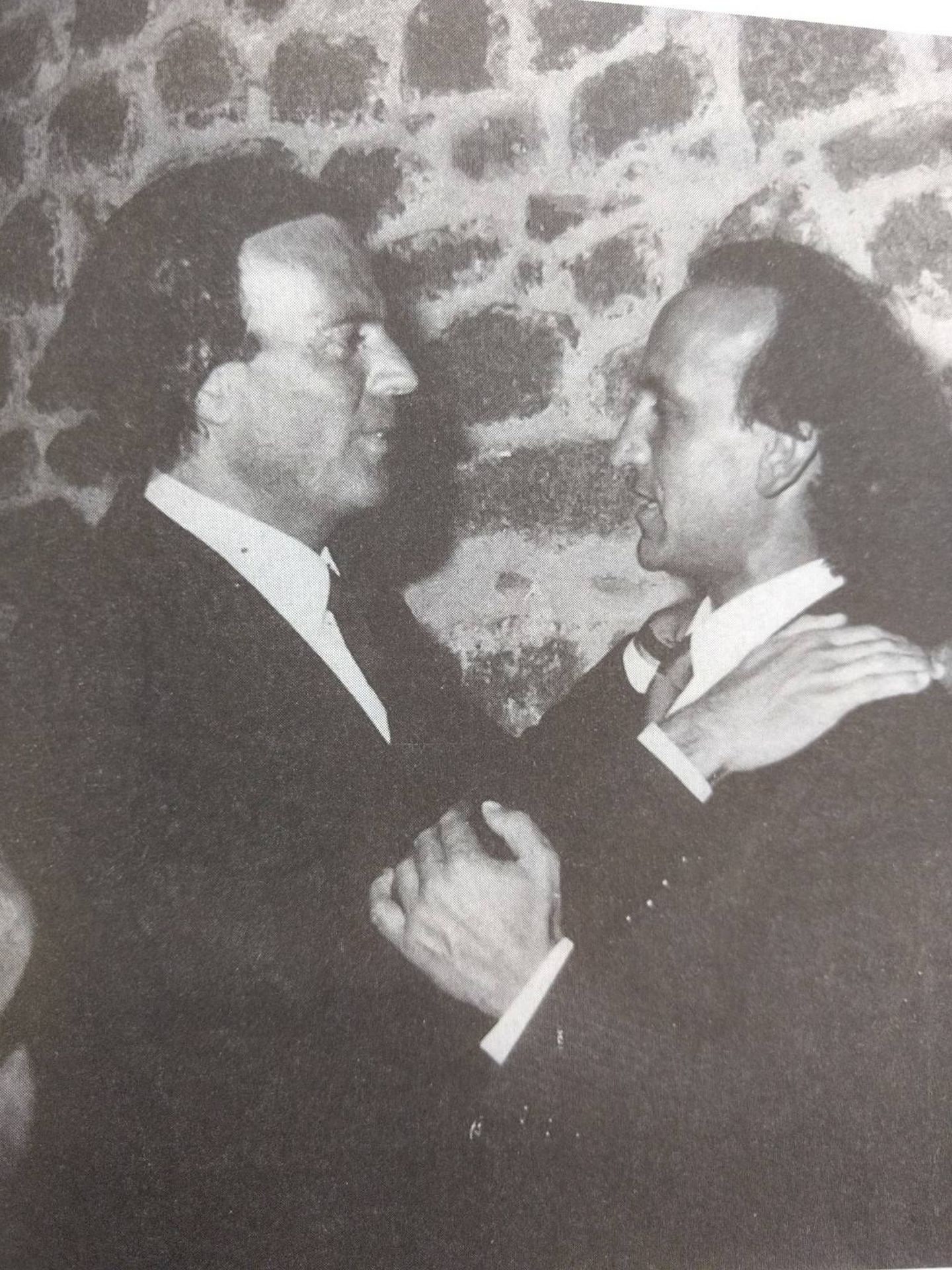 Julio Iglesias y Telmo Domínguez en un restaurante de la ría de Vigo (archivo P. Conde)