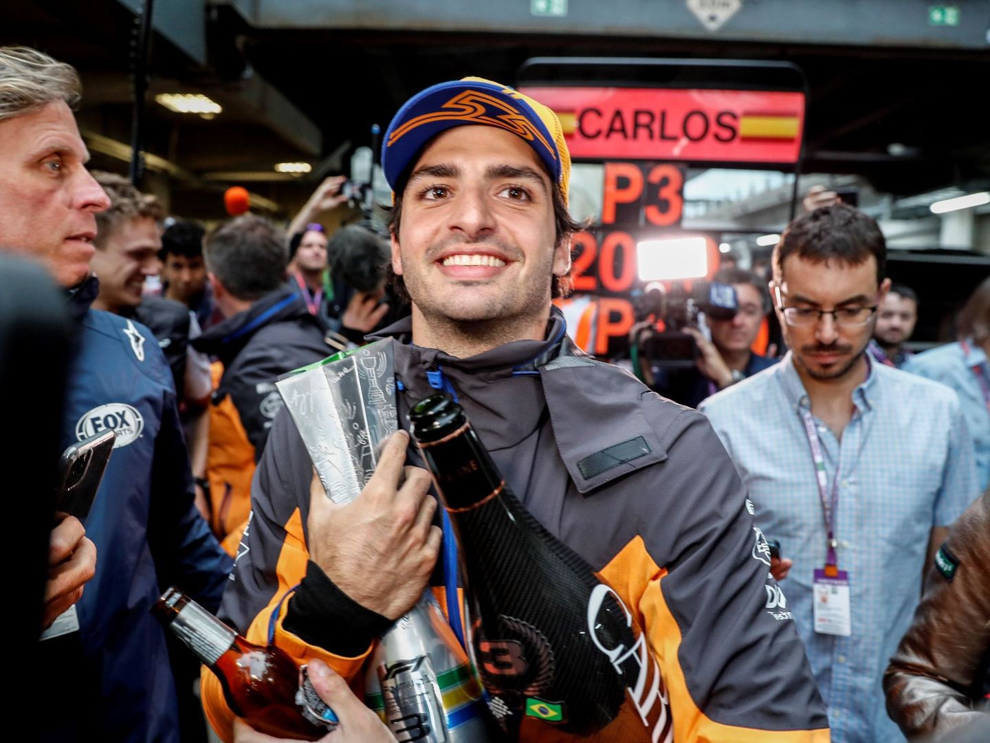 Carlos Sainz celebra su podio en el Gran Premio de Brasil. (EFE)