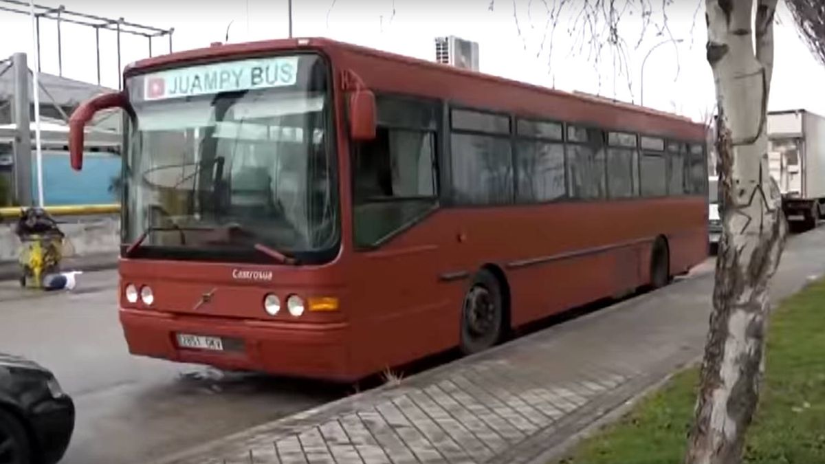 Un antiguo conductor se compra un autobús de línea para vivir en su interior