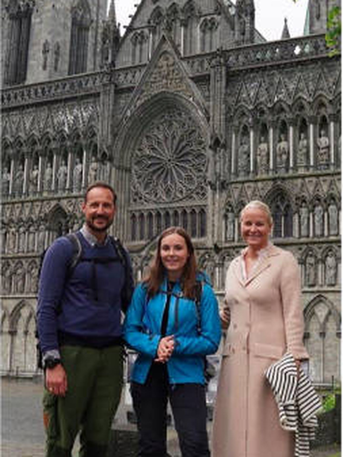 La princesa Ingrid, el príncipe Haakon y la princesa Mette-Marit, posando en la catedral de Nidaros. (Redes Sociales: @detnorskekongehus)