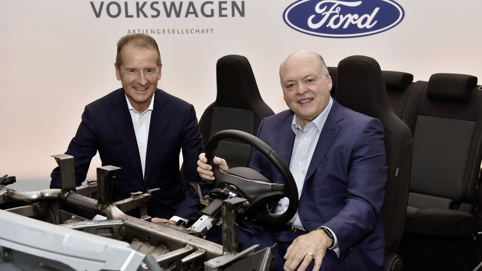 Foto: El consejero delegado del Grupo Volkswagen, Dr. Herbert Diess, a la izquierda, y Jim Hackett, presidente y consejero delegado de Ford.
