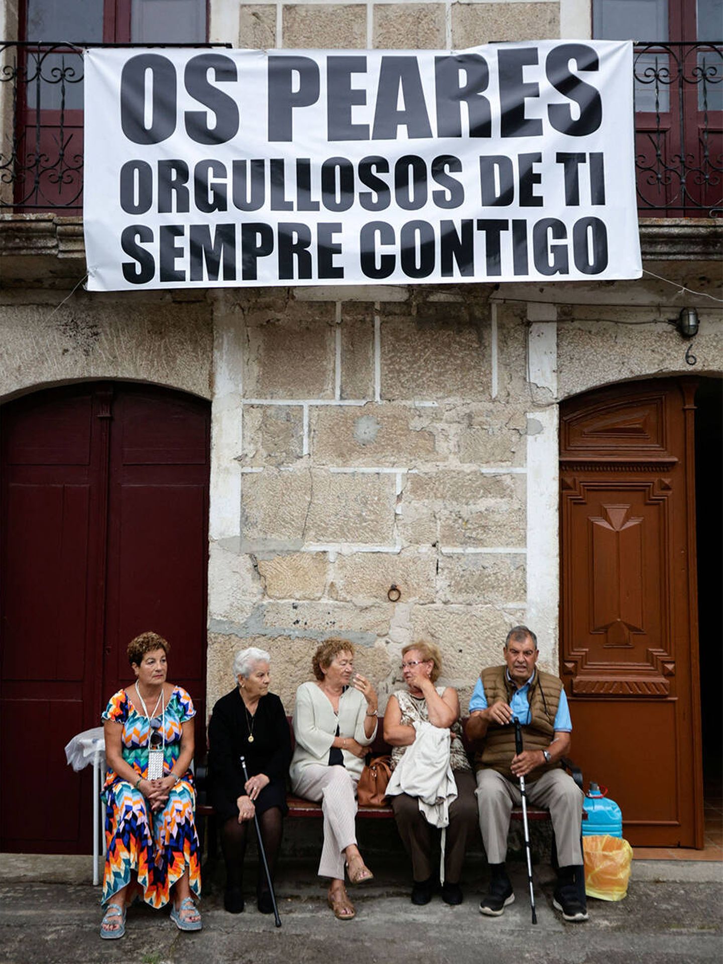 Vecinos del pueblo de Núñez Feijóo, Os Peares. (EFE)