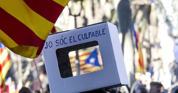 Foto: Una persona lleva una urna reivindicativa en la manifestación de apoyo al expresidente Artur Mas, la exvicepresidenta Joana Ortega, y la exconsellera Irene Rigau. (EFE) 
