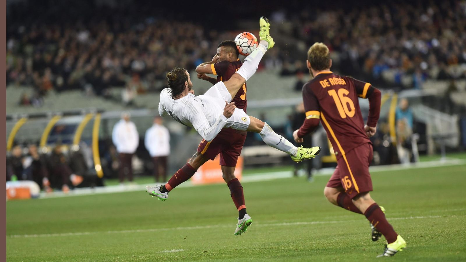 Foto: Bale intenta un acrobático remate durante el amistoso Real Madrid-Roma (EFE)