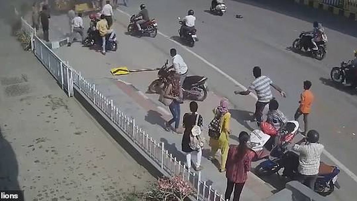 Espectacular accidente en la India: un coche se despeña por un puente y deja un muerto