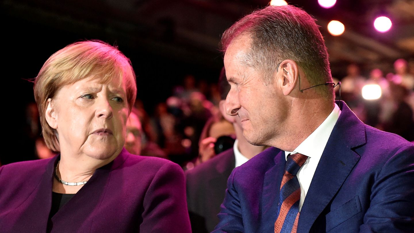 Angela Merkel y Herbert Diess -CEO del Grupo Volkswagen-, este lunes. (Reuters)