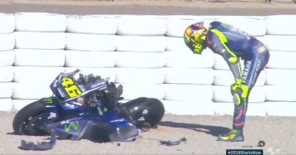 Foto: Valentino Rossi observando su Yamaha M1 tras el accidente de este martes.